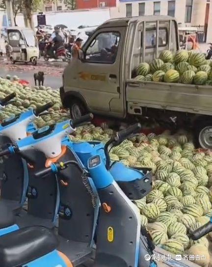 老品牌速配 河南商丘一摊贩占据半边马路卖西瓜，被带走处理后西瓜遭哄抢